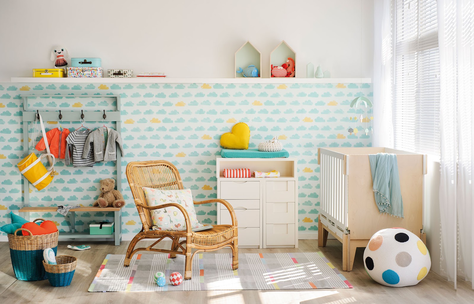 Amenajare colorată și veselă pentru camera unui bebeluș