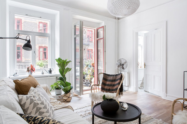 Stil scandinav cu accente de maro deschis în decorul unui apartament de 54 m²
