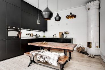 Accente aurii și bucătărie neagră într-un apartament de 72 m²