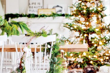 Albul iernii și căldura decorațiunilor natural de Crăciun într-o casă din Canada