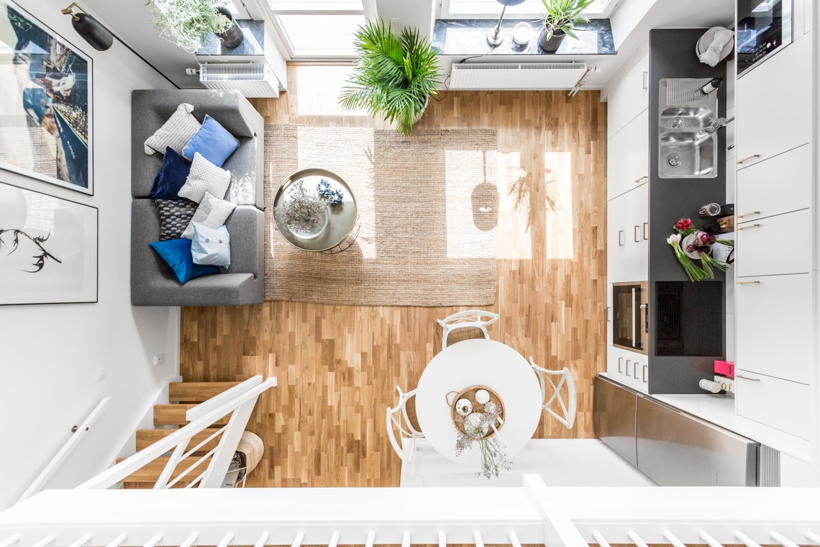 Proiect de amenajare în stil scandinav pentru un apartament de 49 m² cu dormitor la mezanin 