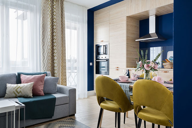 Albastru, galben și lemn în amenajarea unui apartament de 49 m² din St. Petersburg