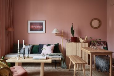 Roz pastel și gri închis în amenajarea unei garsoniere de 29 m²
