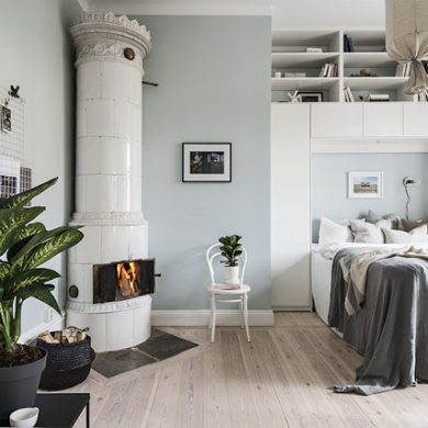 Ușă glisantă între dormitor și living într-un apartament de 45 m² din Suedia