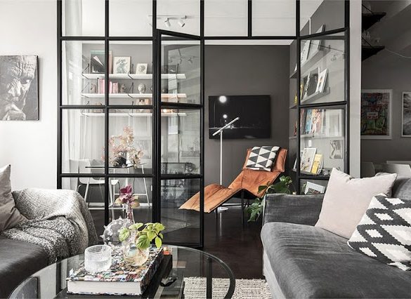 Birou separat de un perete de sticlă în amenajarea unui apartament din Suedia