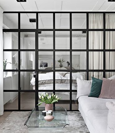 Perete de sticlă între dormitor și living într-un apartament de 49 m² din Suedia