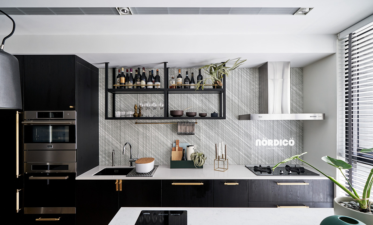 Design interior cu bucătărie neagră într-un apartament de 2 camere 4