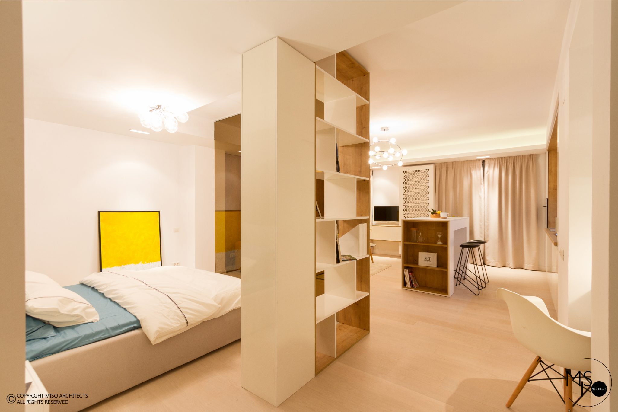 Dormitor separat de perete de sticlă într-o garsonieră de 50 m² din București 11