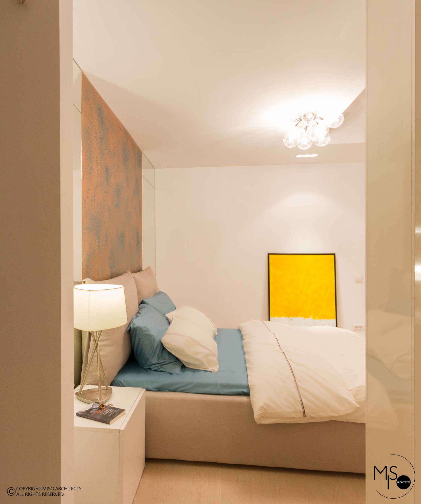 Dormitor separat de perete de sticlă într-o garsonieră de 50 m² din București 11