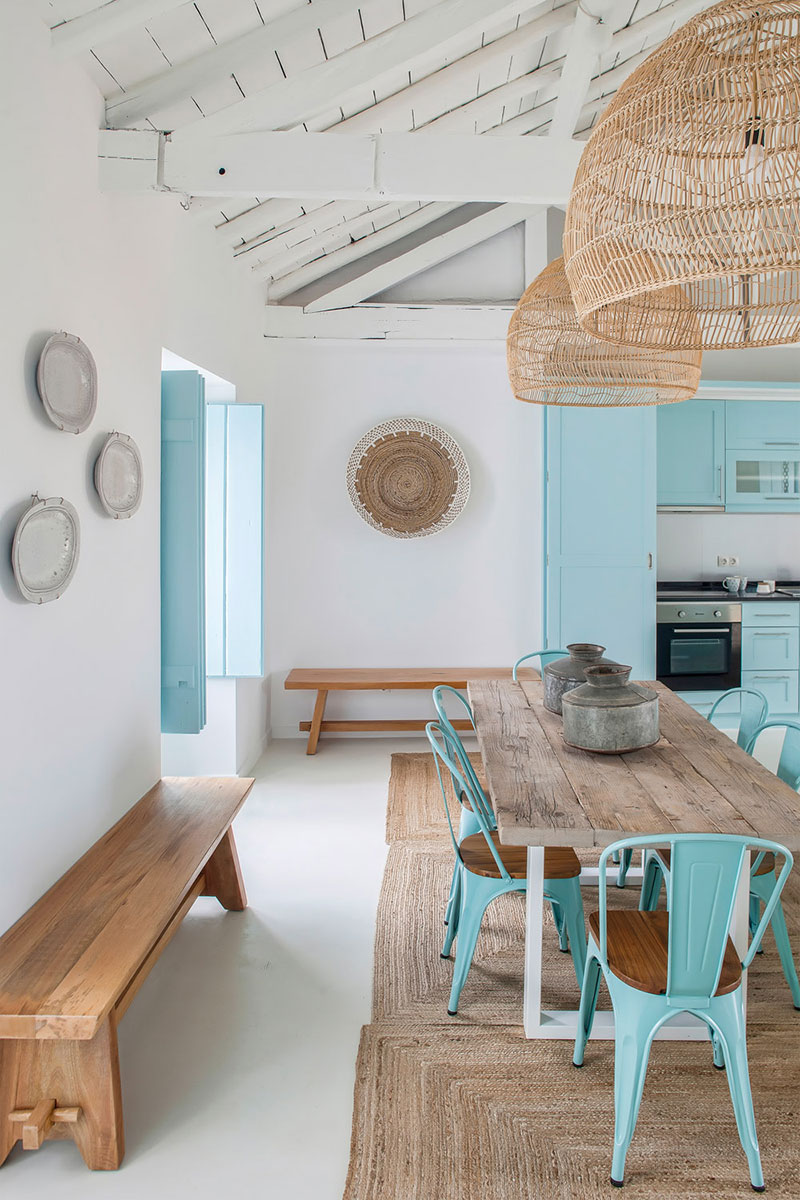 Albastru, lemn și textile naturale într-o casă de vacanță din Portugalia 8