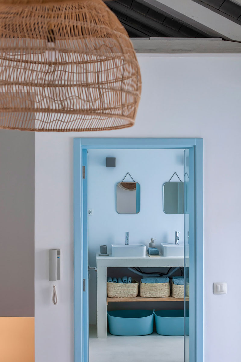 Albastru, lemn și textile naturale într-o casă de vacanță din Portugalia 9
