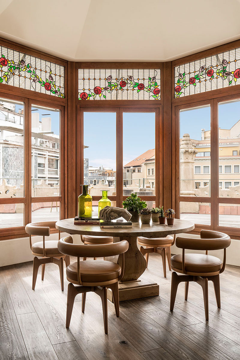 Vitralii, influențe rustice și o terasă spațioasă într-un penthouse din Barcelona 1