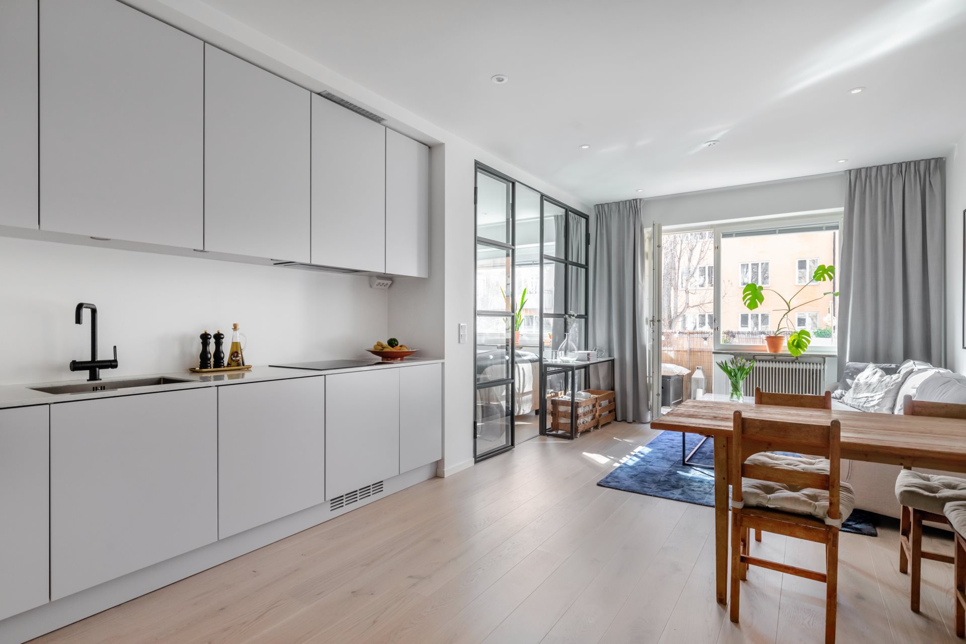Ounce Complain Guinness Perete de sticlă între dormitor și living într-un apartament de 43 m² |  Jurnal de Design Interior