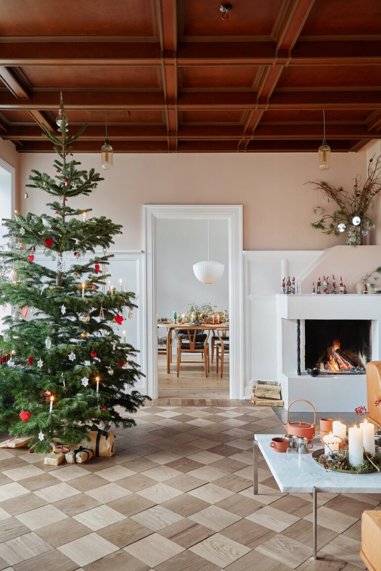 Decor scandinav, pregătit de Crăciun, într-o casă din Danemarca